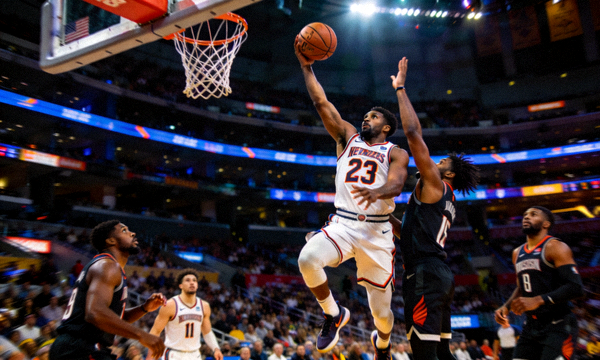 NBA篮球比赛球员突破上篮瞬间