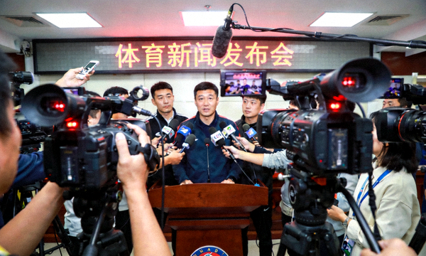 体育新闻发布现场记者采访与摄像机